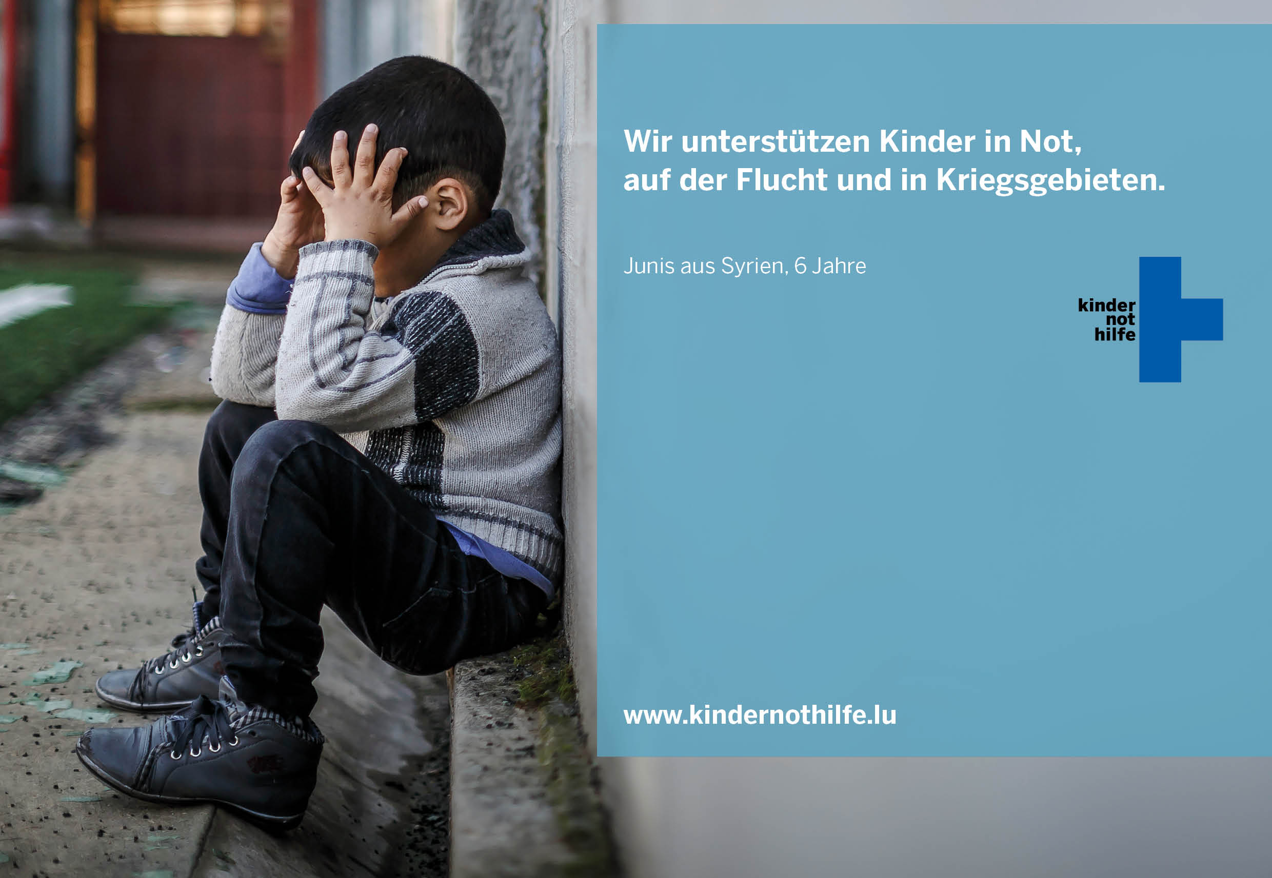 Junge auf der Flucht hält Hände vors Gesicht (Quelle: Jakob Studnar)