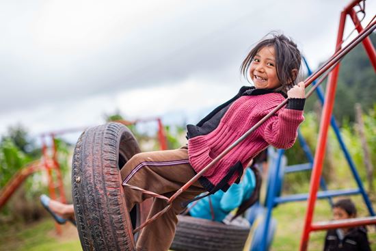 Kinder auf dem Spielplatz in Guatemala (Quelle: Jakob Studnar) Kinder auf dem Spielplatz in Guatemala (Quelle: Jakob Studnar)
