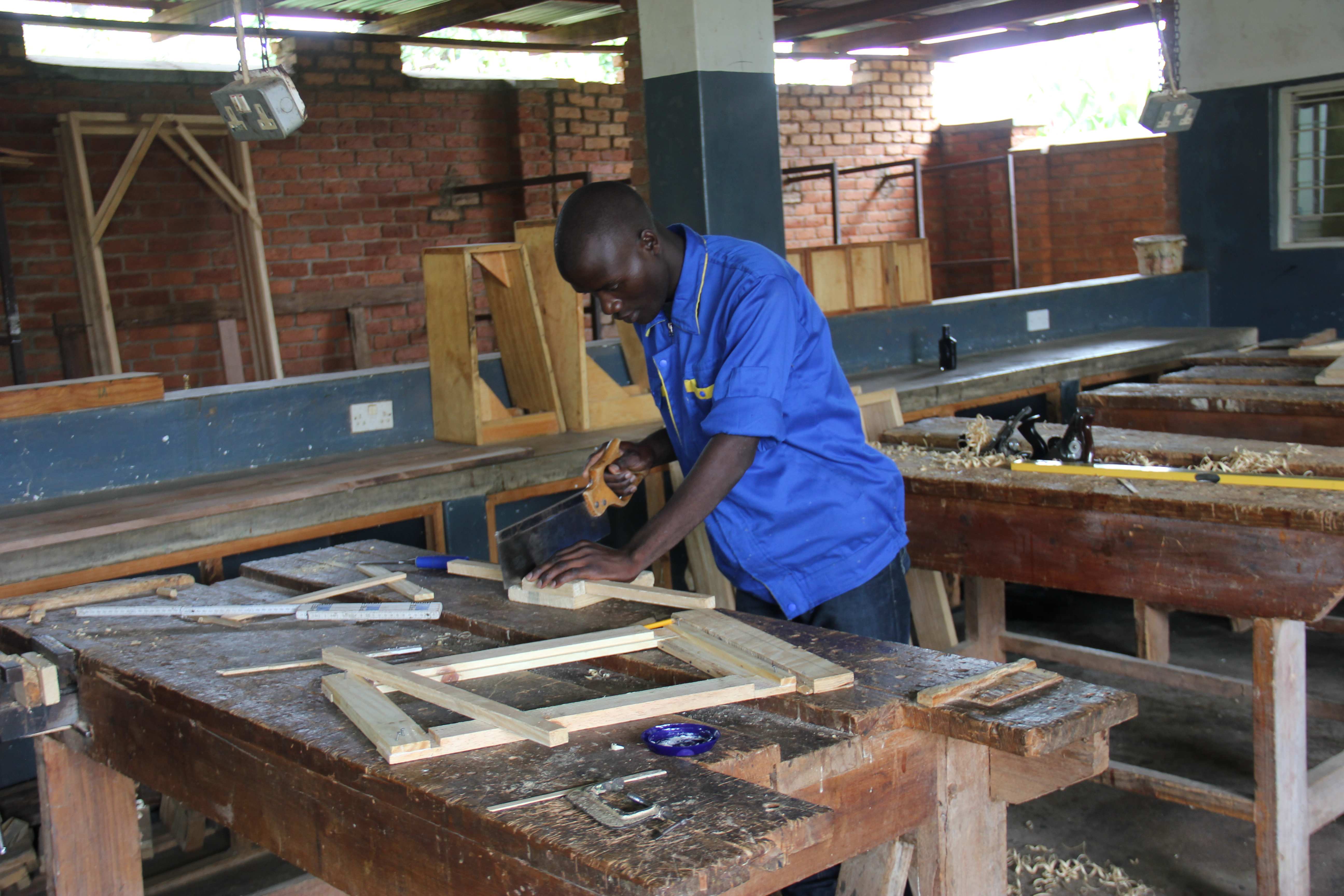 Mann in einer Werkstatt