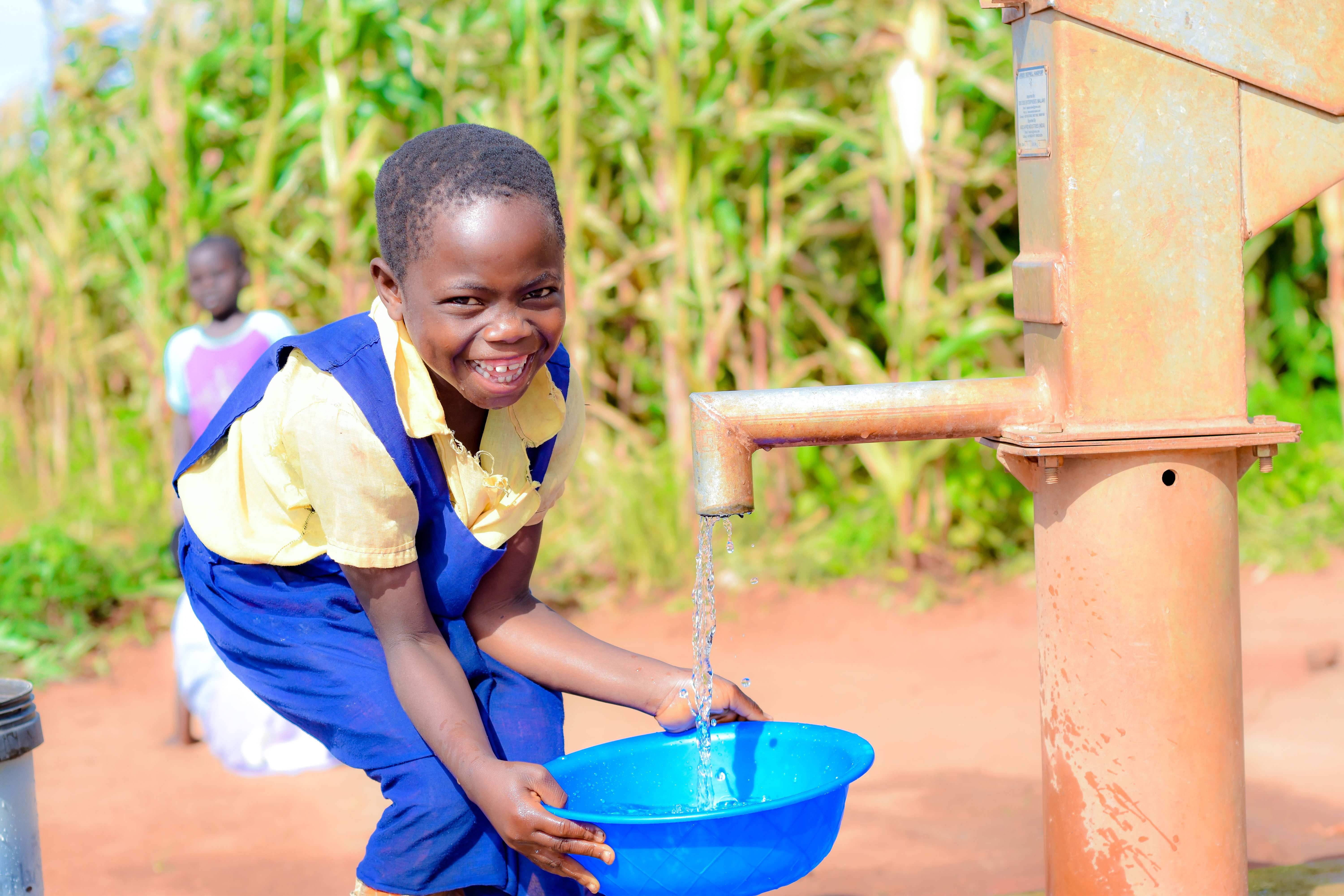 Salomy holt sich frisches Wasser (Quelle: Kindernothilfe)