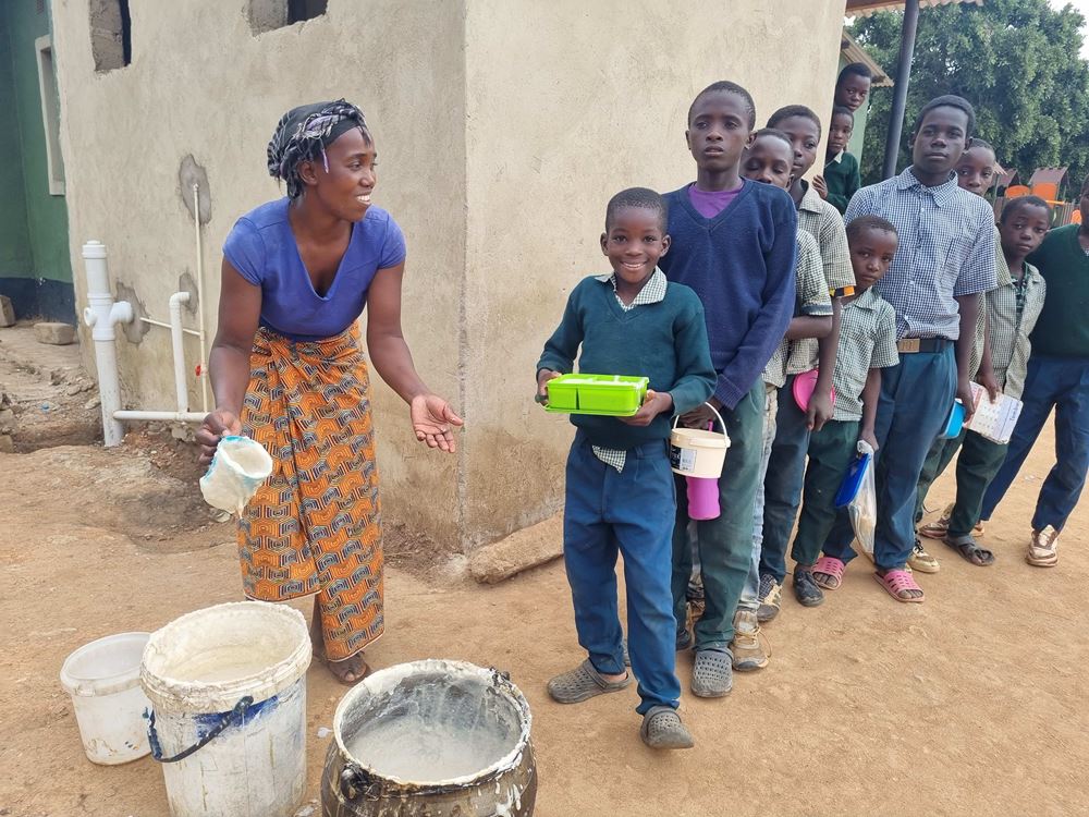 Kinder bekommen Frühstück in der Grundschule von Simunzele (Quelle: Kindernothilfe-Partner) Kinder bekommen Frühstück in der Grundschule von Simunzele (Quelle: Kindernothilfe-Partner)