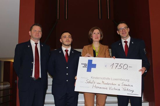 Von links nach rechts: Präsident Richard Johanns, Dirigent Flavio Pierotti, Kristine Weyland- und bisheriger Dirigent Gilles Burgund (Quelle: Archiv Harmonie Victoria Téiteng asbl) Von links nach rechts: Präsident Richard Johanns, Dirigent Flavio Pierotti, Kristine Weyland- und bisheriger Dirigent Gilles Burgund (Quelle: Archiv Harmonie Victoria Téiteng asbl)