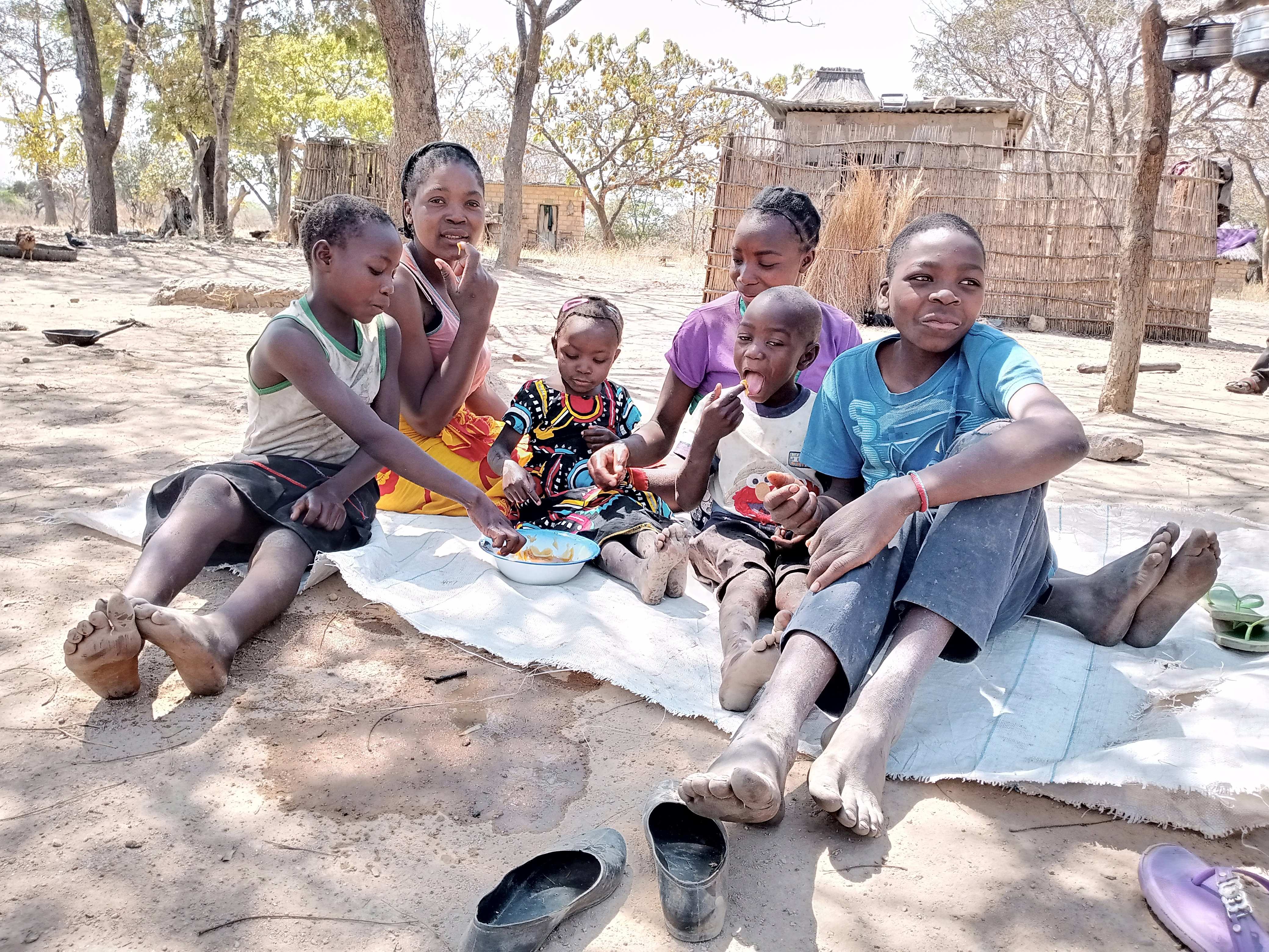 Melices Kinder essen ihren selbstgemachten Honig (Quelle: Kindernothilfe)