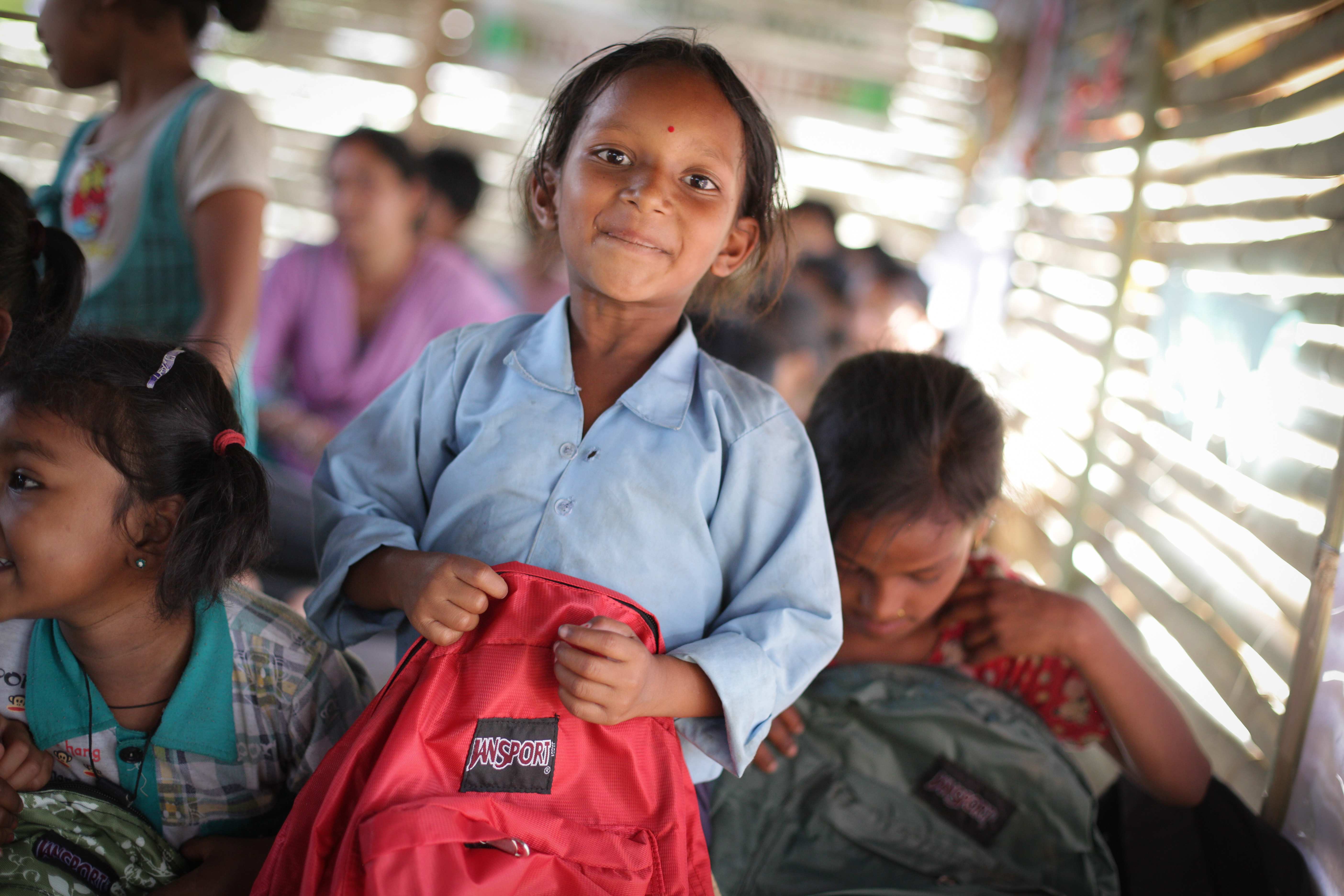 Nepal: Erdbeben 2015 Pressereise - Nepalesisches Mädchen mit Schulranzen Nepal: Erdbeben 2015 Pressereise - Nepalesisches Mädchen mit Schulranzen