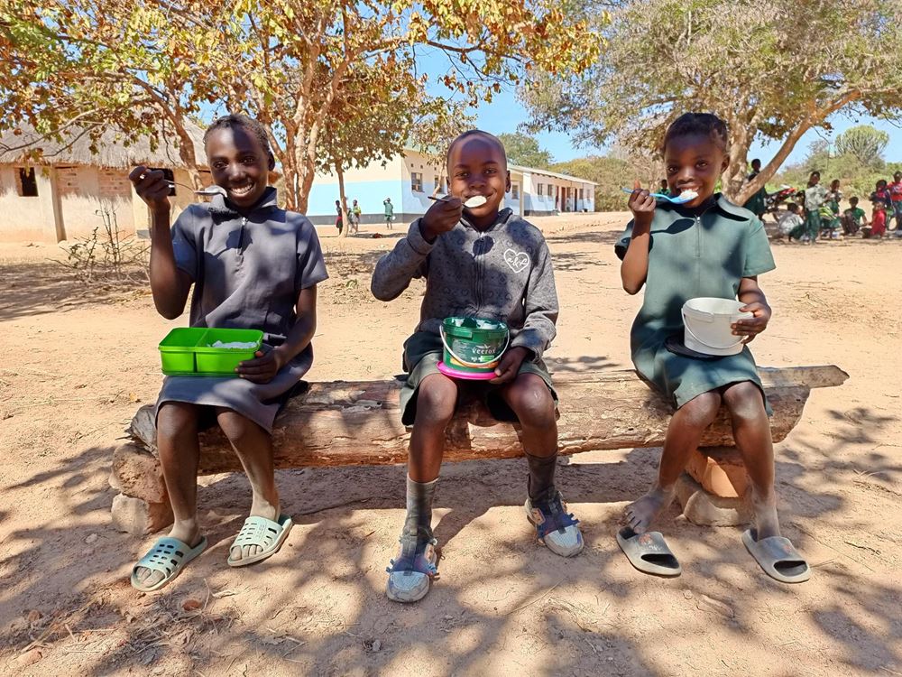 Pupils in Siachoobe primary school eating porridge (Photo: Kindernothilfe) Pupils in Siachoobe primary school eating porridge (Photo: Kindernothilfe)