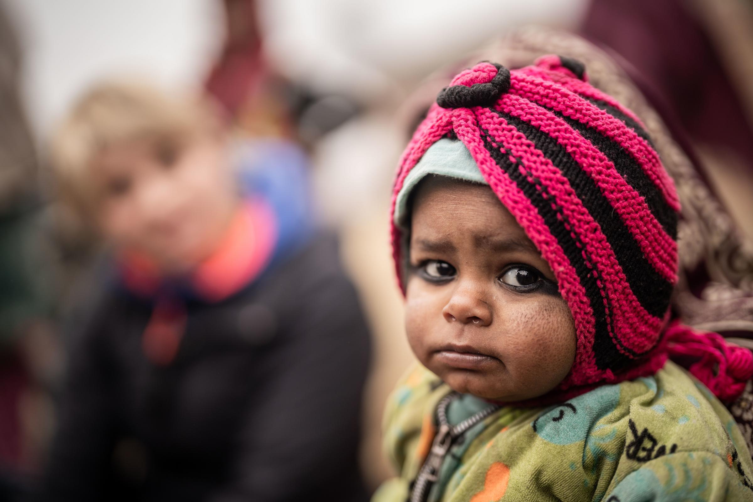 PROJEKT 31210 - Besuch bei Familien in dem Muslimischen Dorf Muslim Tole. Mutter Samsun Khatun (18j) wurde mit 16j verheiratet und hat einen 1,5j alten Sohn. Ihr Mann arbeitet in der Ziegelei. Sie kocht täglich essen und bringt es ihm.
während eines Projektbesuchs der Kindernothilfe gegen Kinderarbeit und Frühverheiratung in Nepal.
Foto : Jakob Studnar / Kindernothilfe
. PROJEKT 31210 - Besuch bei Familien in dem Muslimischen Dorf Muslim Tole. Mutter Samsun Khatun (18j) wurde mit 16j verheiratet und hat einen 1,5j alten Sohn. Ihr Mann arbeitet in der Ziegelei. Sie kocht täglich essen und bringt es ihm.
während eines Projektbesuchs der Kindernothilfe gegen Kinderarbeit und Frühverheiratung in Nepal.
Foto : Jakob Studnar / Kindernothilfe
.