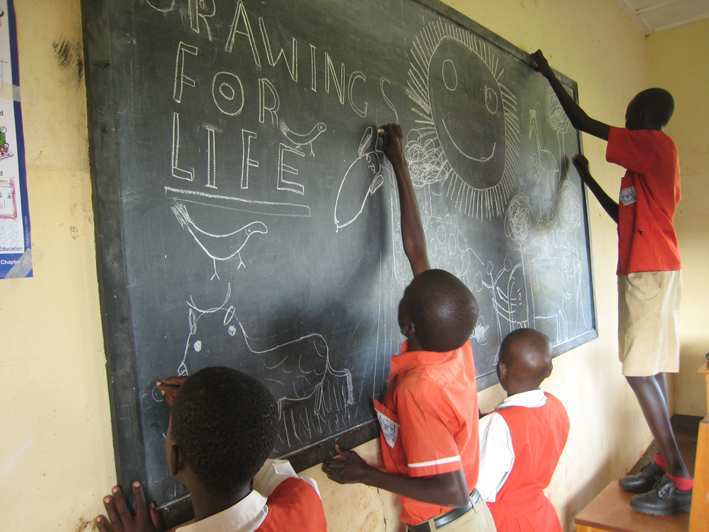 Projekt - Die Kommunikationsdesignerin Susanne Wallemann unterstützt gemeinsam mit der Kindernothilfe Bildungsprojekte in Afrika. Sie verkauft Kalender, Postkarten und Buttons zugunsten der Duisburger Hilfsorganisation. Die Motive auf ihren Produkten hat Wallemann mit Kindern in Uganda gestaltet._x000D_ Elf Monate lang arbeitete sie ehrenamtlich im ugandischen Waisenheim St. Moses Children's Care Centre. Dort betreute sie vorwiegend afrikanische Kinder, die ihre Eltern und Familien durch Krieg oder Krankheiten wie AIDS oder Malaria verloren hatten. Wallemann übernahm den Kunstunterricht an der angegliederten Schule und merkte schnell, wie positiv sich das Malen auf den Gemütszustand ihrer Schüler auswirkte. Projekt - Die Kommunikationsdesignerin Susanne Wallemann unterstützt gemeinsam mit der Kindernothilfe Bildungsprojekte in Afrika. Sie verkauft Kalender, Postkarten und Buttons zugunsten der Duisburger Hilfsorganisation. Die Motive auf ihren Produkten hat Wallemann mit Kindern in Uganda gestaltet._x000D_ Elf Monate lang arbeitete sie ehrenamtlich im ugandischen Waisenheim St. Moses Children's Care Centre. Dort betreute sie vorwiegend afrikanische Kinder, die ihre Eltern und Familien durch Krieg oder Krankheiten wie AIDS oder Malaria verloren hatten. Wallemann übernahm den Kunstunterricht an der angegliederten Schule und merkte schnell, wie positiv sich das Malen auf den Gemütszustand ihrer Schüler auswirkte.