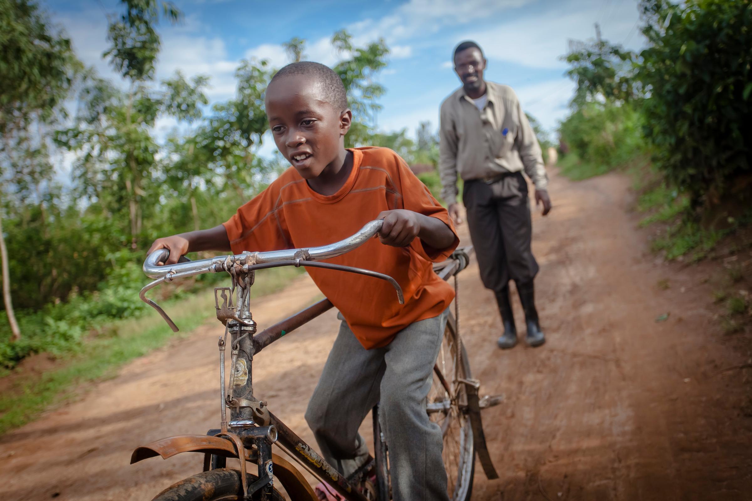 Themenbild Radfahren / KNH Dienstag, (20.11.2012) in Busanza. Foto: Jakob Studnar
67004 Gicumbi CFSP Clément Nsengimana Themenbild Radfahren / KNH Dienstag, (20.11.2012) in Busanza. Foto: Jakob Studnar
67004 Gicumbi CFSP Clément Nsengimana