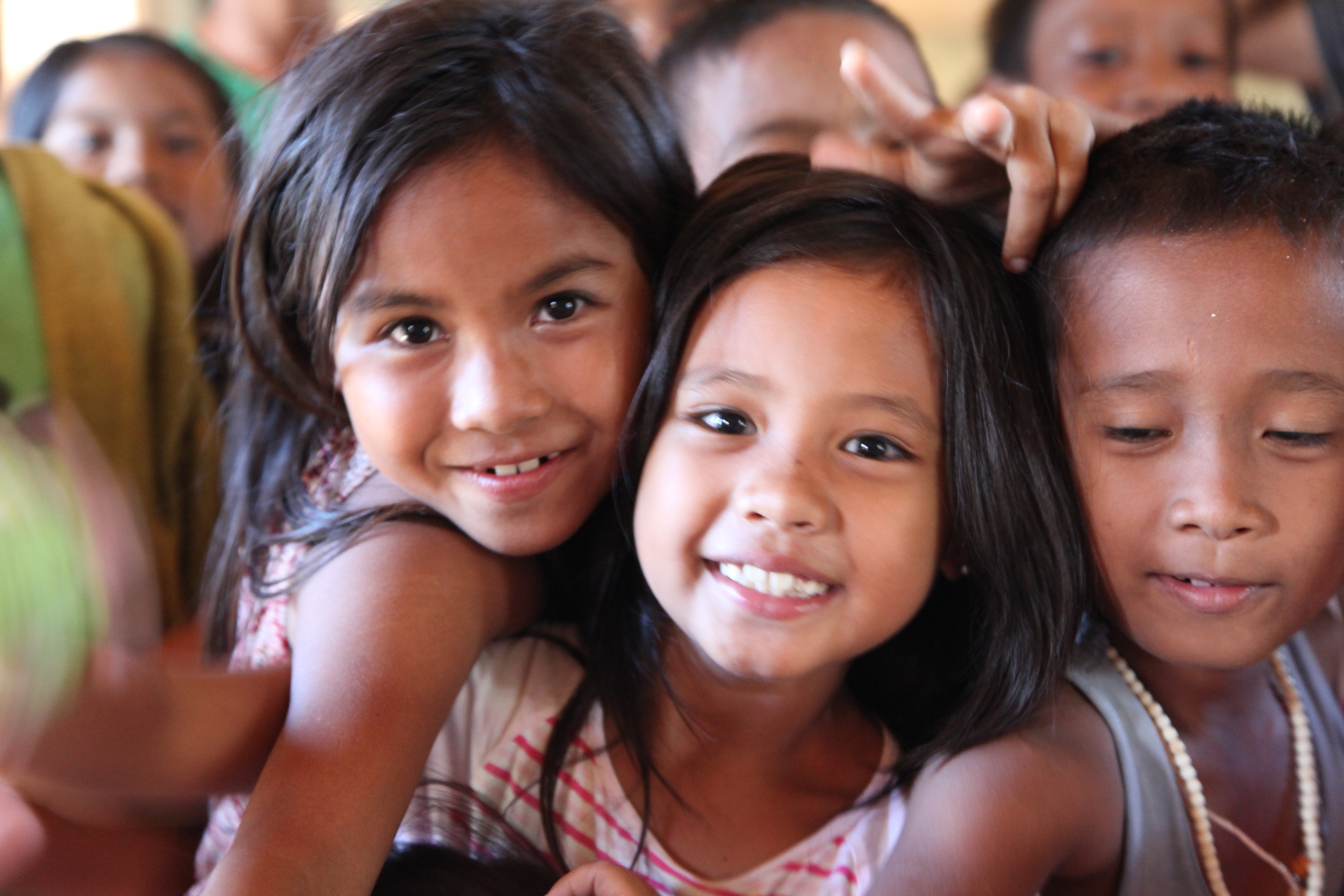 Zwei Mädchen aus den Philippinen strahlen. (Quelle: Antje Weber)