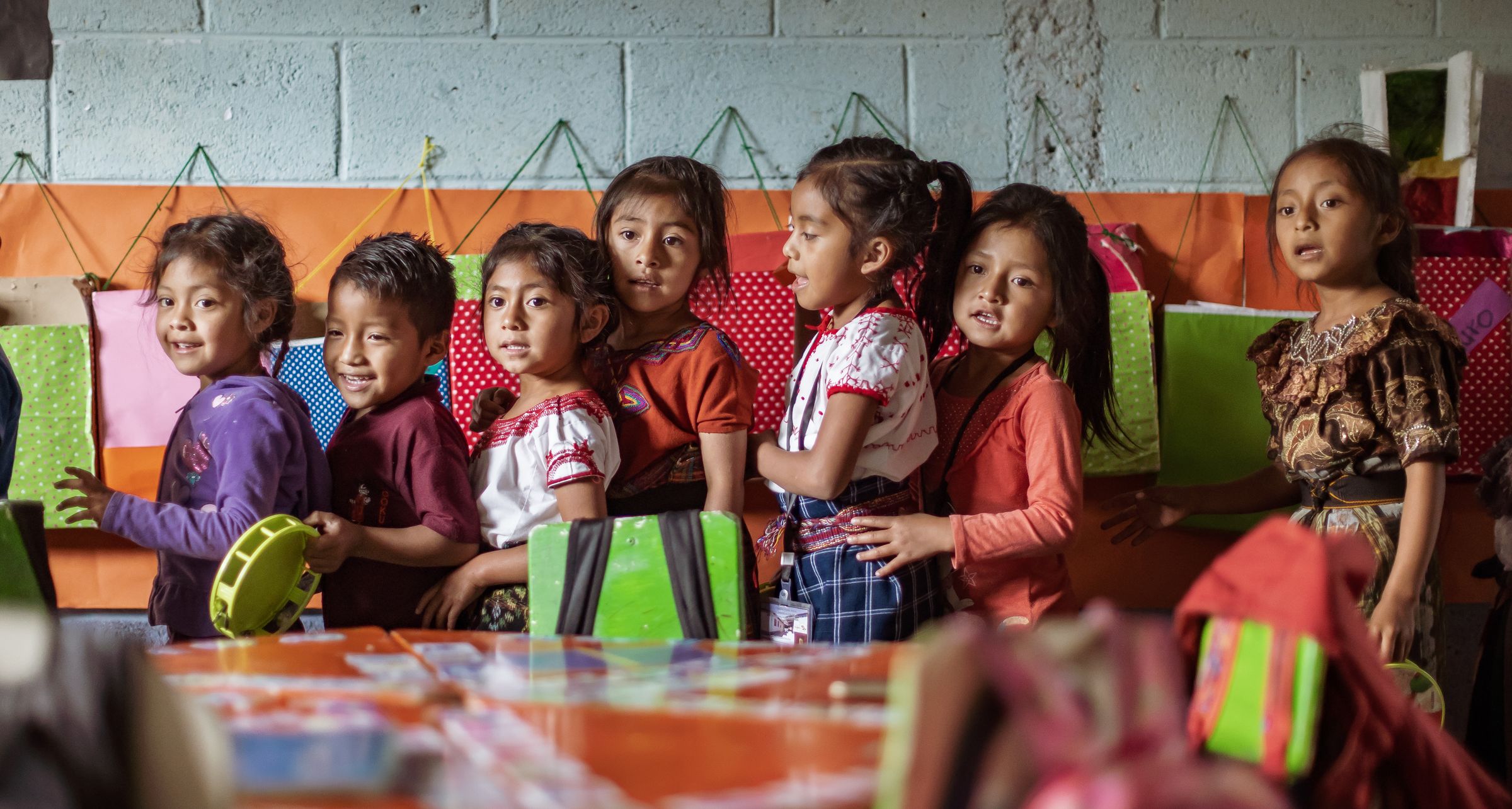 Kinder aus Guatemala stehen hintereinander in ihrem bunten Klassenraum. (Quelle: Jakob Studnar) Kinder aus Guatemala stehen hintereinander in ihrem bunten Klassenraum. (Quelle: Jakob Studnar)